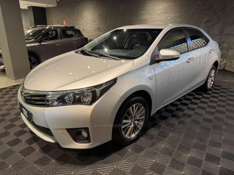 TOYOTA - COROLLA - 2015/2015 - Prata - R$ 87.900,00