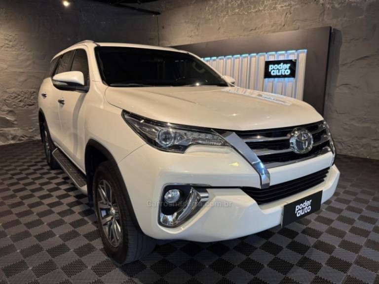 TOYOTA - HILUX SW4 - 2016/2016 - Branca - R$ 199.900,00