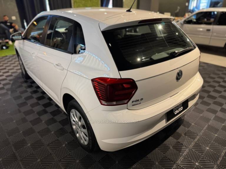 VOLKSWAGEN - POLO - 2021/2021 - Branca - R$ 68.900,00